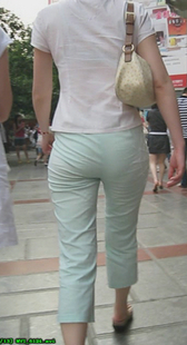 街拍成熟少妇的巨臀