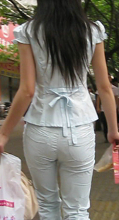 街拍少妇身材好