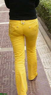 街拍黄裤成熟少妇