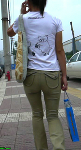 街拍黄裤少妇，压平了