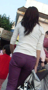 街拍小少妇紧身内痕身材好