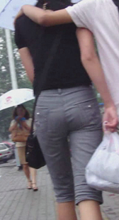 街拍一对小情侣身材好