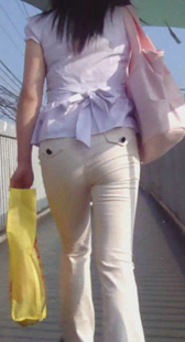 跟拍白裤紧身少妇好紧