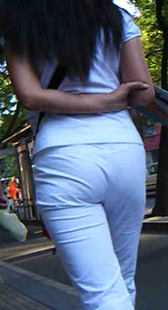 街拍紧身白裤少妇屁股大