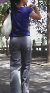 街拍灰裤少女紧身内痕明显
