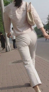 街拍成熟白裤少妇屁股大又紧内痕明显