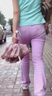 街拍粉裤少妇身材好