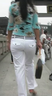 跟拍白裤少妇屁股大又翘还紧