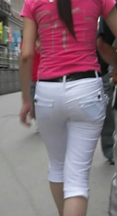 跟拍紧身白裤少妇
