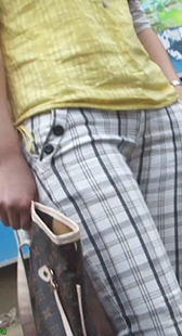 街拍紧身花裤小少妇