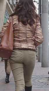 街拍黄裤成熟小少妇