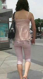 街拍性感粉裤小少妇