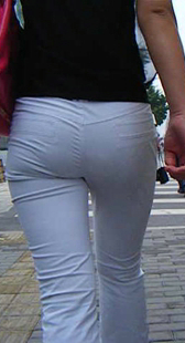 街拍紧身白裤清晰内痕