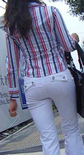 街拍少妇瘦而不小