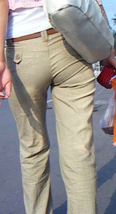 街拍黄裤紧身少妇