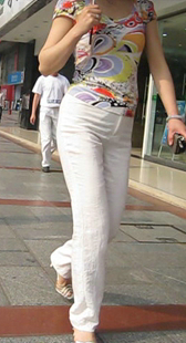 街拍包臀白裤熟女