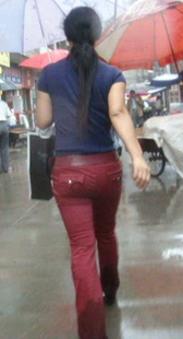 街拍红裤紧身少妇