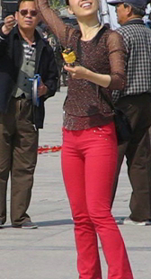 跟拍放风筝小少妇