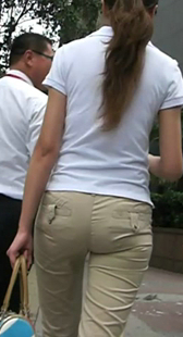 街拍黄裤紧身少妇