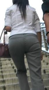 街拍灰裤小妹上楼梯