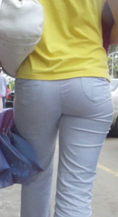 街拍两个紧身小少妇