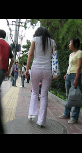 跟拍粉裤小妹身材好