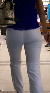 街拍超紧身白裤少妇