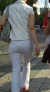 白裤少妇走路好会扭