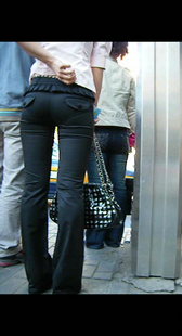 跟拍黑裤少妇上电梯