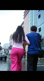 跟拍红裤小妹身材好