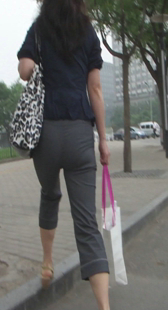 紧身布裤少妇上楼梯