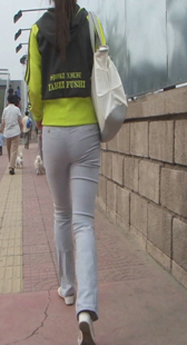 跟拍紧身布裤少妇