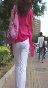 街拍白裤紧身少妇
