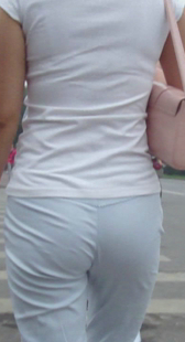 少妇的裤子有点薄呀