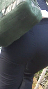 跟拍黑裤少妇好圆