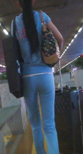 街拍紧身小妹身材好