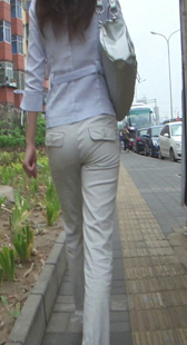 街拍白裤紧身小少妇