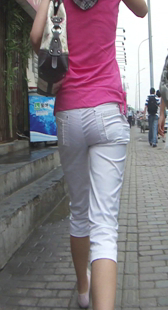 街拍白裤少妇好会扭内痕清晰