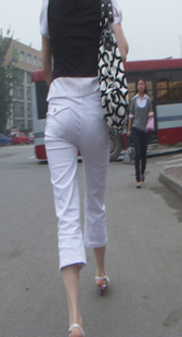 跟拍白裤少妇好会扭