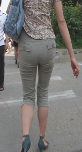 紧身布裤少妇走路有感觉