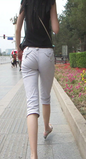 街拍白裤少妇身材高挑