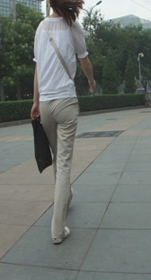 街拍布裤小少妇