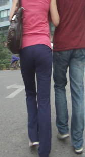 跟拍布裤小情侣