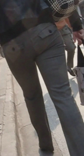 这少妇走路还能夹这么紧