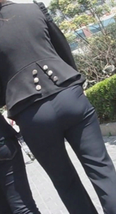 街拍少妇屁股圆而翘