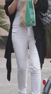 漂亮白裤少妇迎面而来