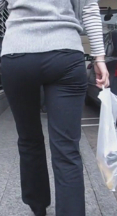 跟拍黑裤小少妇