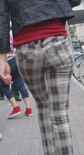 格子少妇穿着紧，身材好