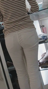 长时间跟拍超市白裤少妇