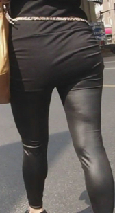 高挑少妇走路很会扭